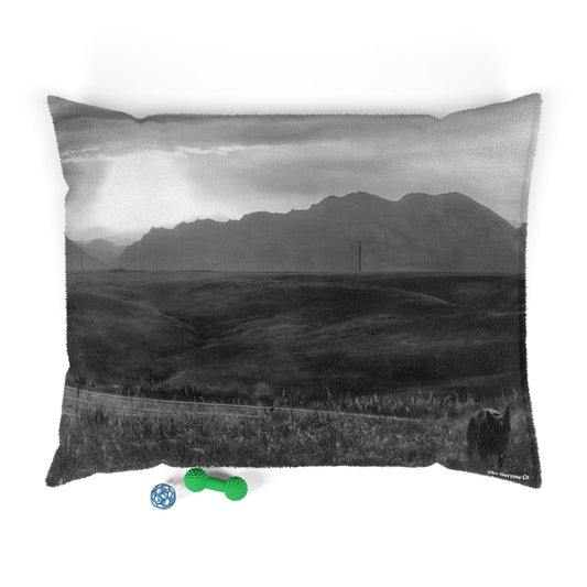 Cozy Mountain Pet Bed for Dogs & Cats, Soft Sleeping Cushion, Nature-themed Pet Accessories, Perfect for Home Decor